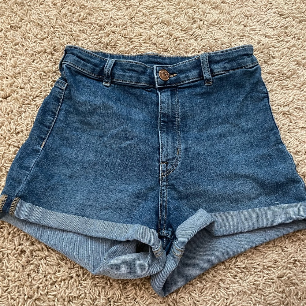 selling high rise jean shorts in size 4. brand is H&M!
